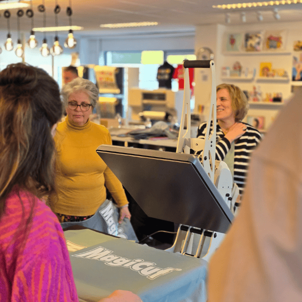 Klanten in de showroom demonstratie